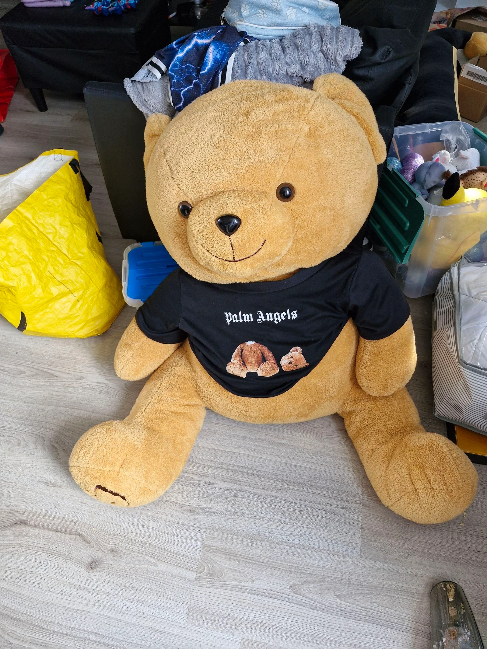 Grote knuffelbeer met Palm Angels T-shirt